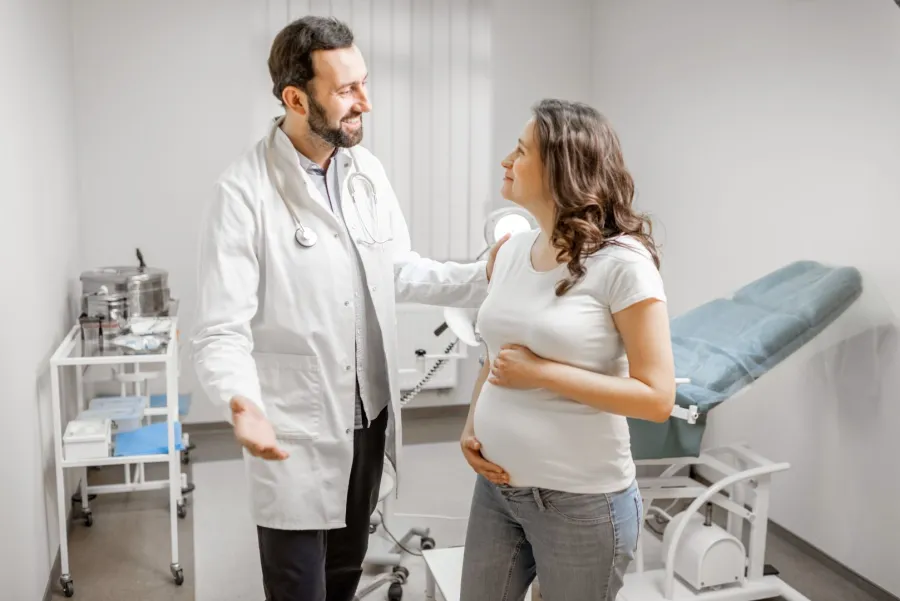صورة طبيب يرحب بالحامل