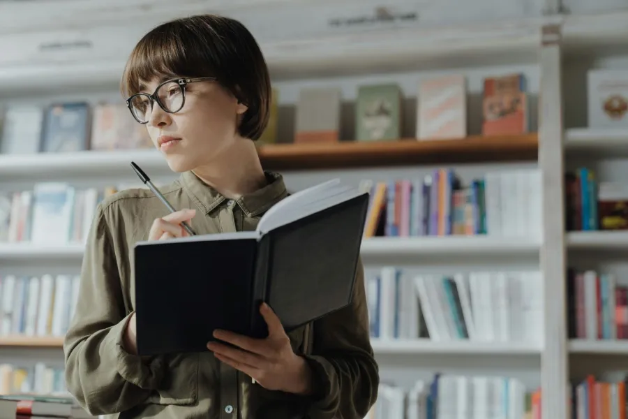 طالبة جامعية تقرأ كتباً في تطوير الذات 