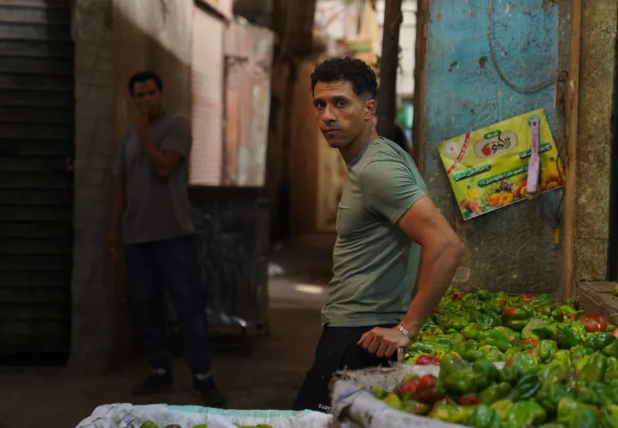 عصام عمر في كواليس بطل العالم - الصورة من المركز الاعلامي للمسلسل