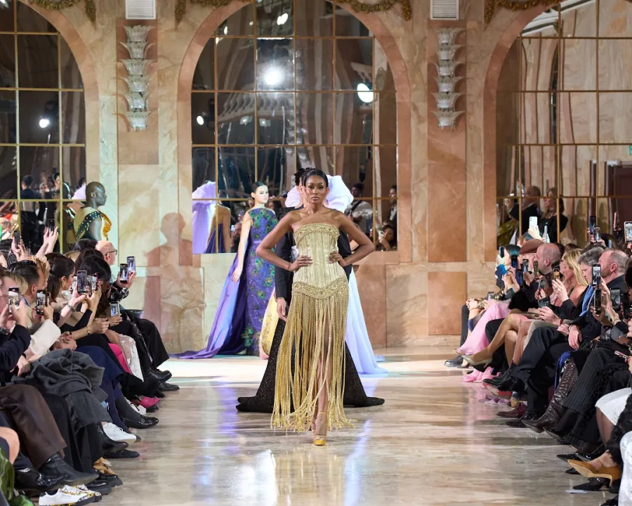 من مجموعة روبير أبي نادر Robert Abi Nader لأسبوع الهوت كوتور ربيع وصيف 2026 - الصورة من Launchmetrics/Spotlight ©