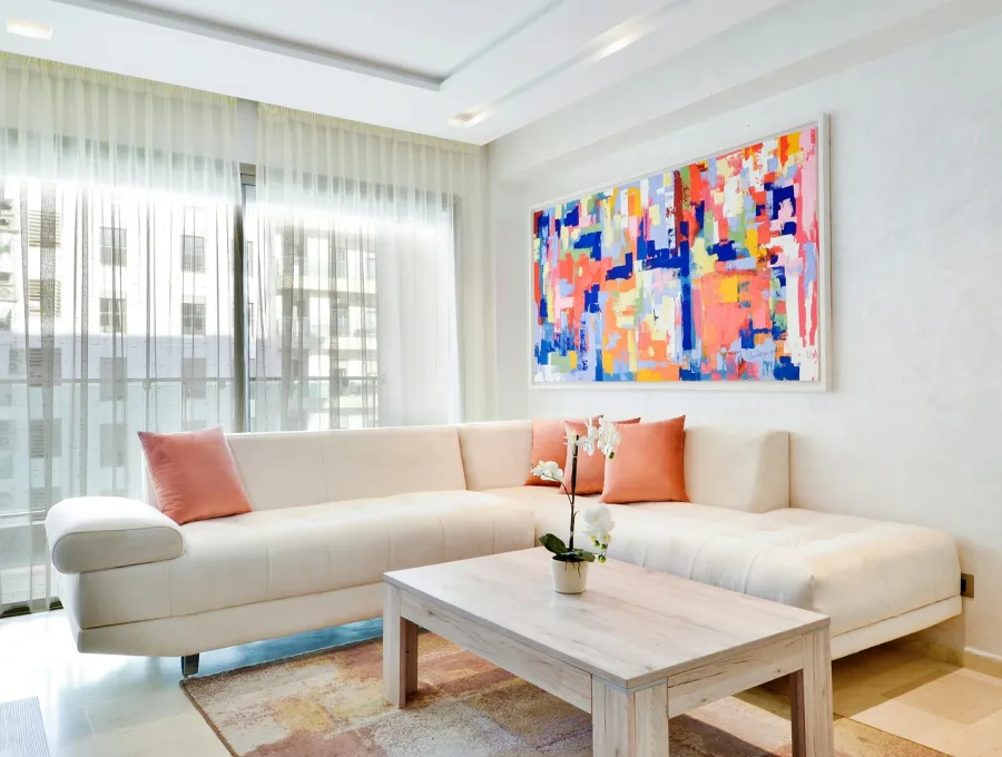 صالة منزلية مع لوحة تجريدية تزين الحائط