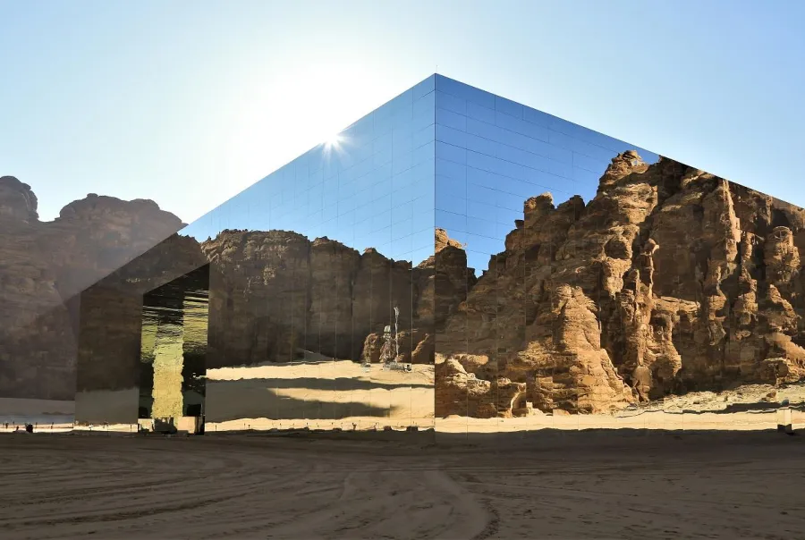 مسرح مرايا في العلا أكبر مبنى مغطى بالمرايا في العالم. الصورة من منصة الصور السعودية