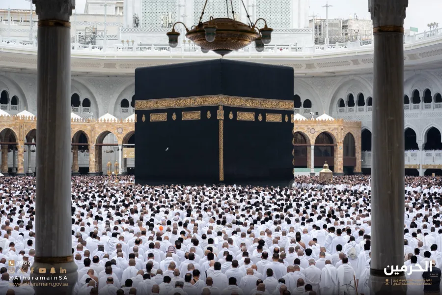 ضيوف الرحمن يؤدون الصلاة داخل المسجد الحرام - الصورة من الهيئة العامة للعناية بشؤون الحرمين على إكس