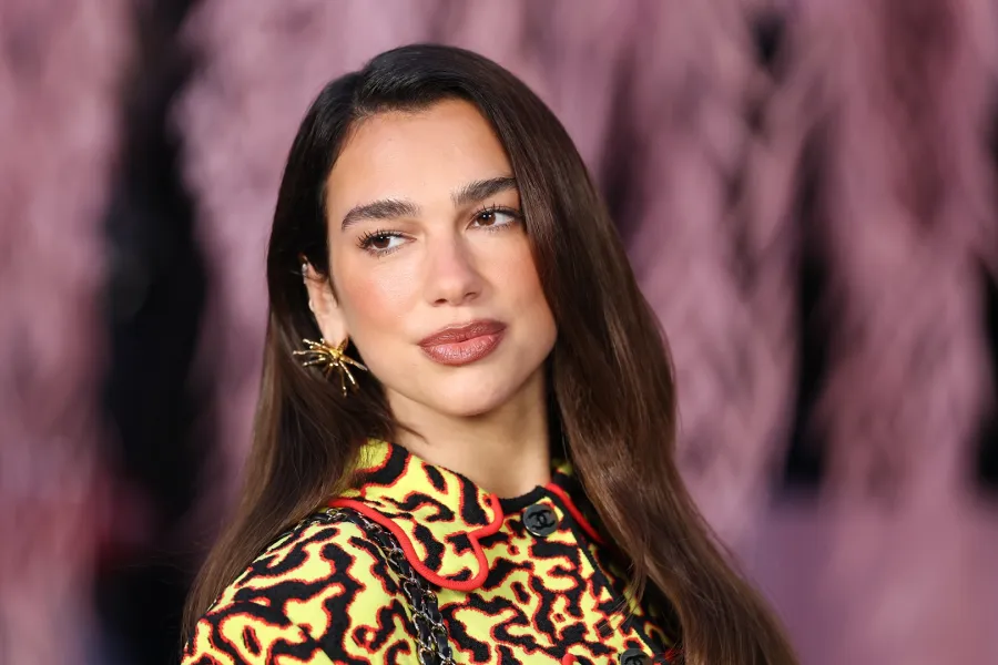 دوا ليبا Dua Lipa في أسبوع الموضة في باريس- مصدر الصورة  Stephane Cardinale - Corbis/Corbis via Getty Images)