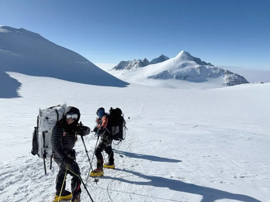 فاطمة العوضي أول متسلقة عربية تصل إلى أعلى قمة في القارة القطبية الجنوبية  - الصورة من وكالة الأنباء الإماراتية "وام"