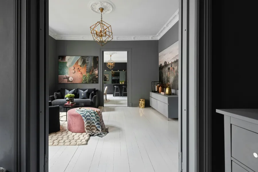 منزل مودرن أنيق مع ألوان داكنة