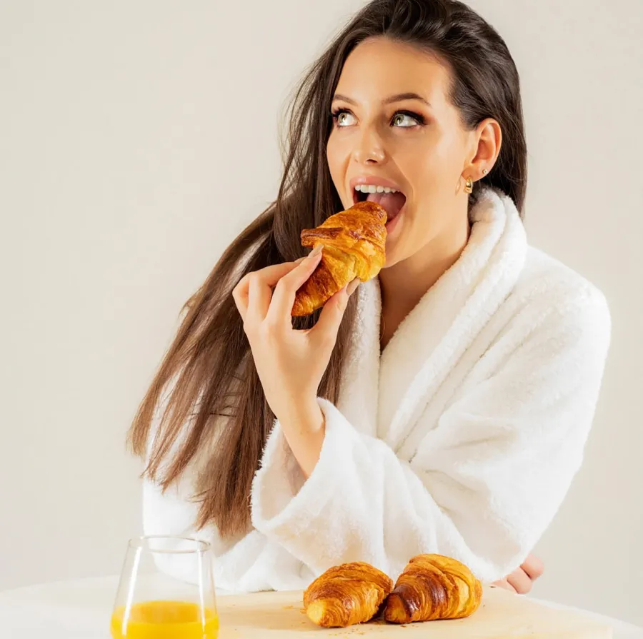 امرأة تتناول الكرواسان بشراهة- المصدر:Pexels-teja-klinar