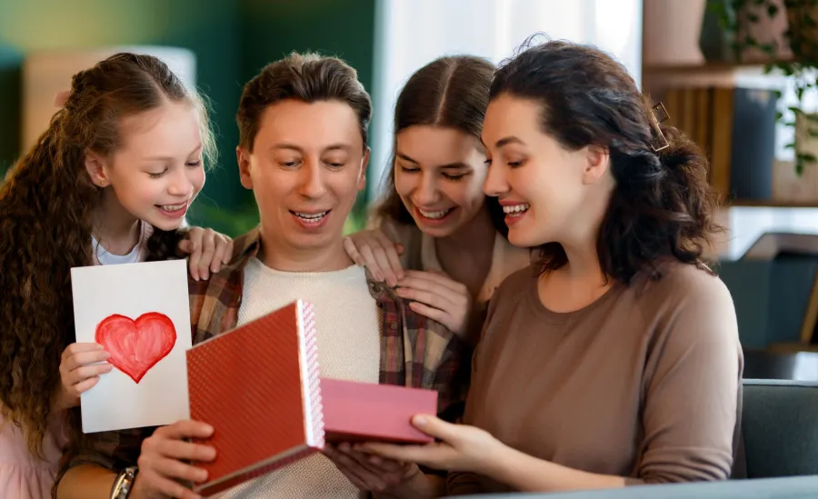 أسرة سعيدة تحتفل بيوم الحب