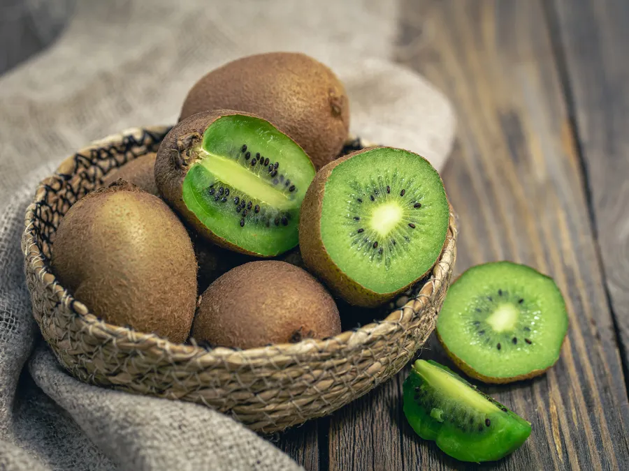فوائد لم تكوني تعرفينها عن الكيوي للجهاز الهضمي- المصدر - Image by pvproductions on Freepik
