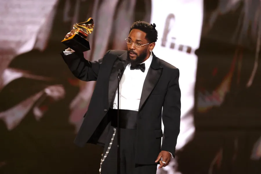 كندريك لامار Kendrick Lamar في حفل توزيع جوائز غرامي 2026. مصدر الصورة: Kevin Winter/Getty Images for The Recording Academy/AFP