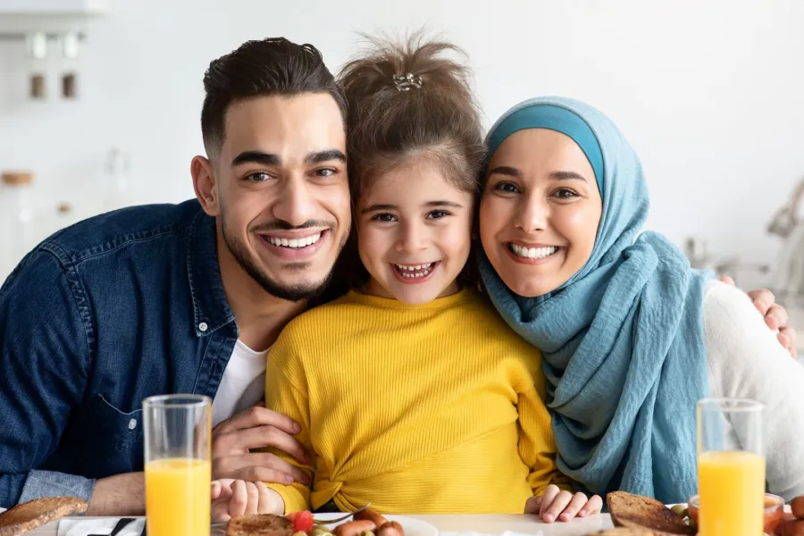 صورة أسرة عربية سعيدة