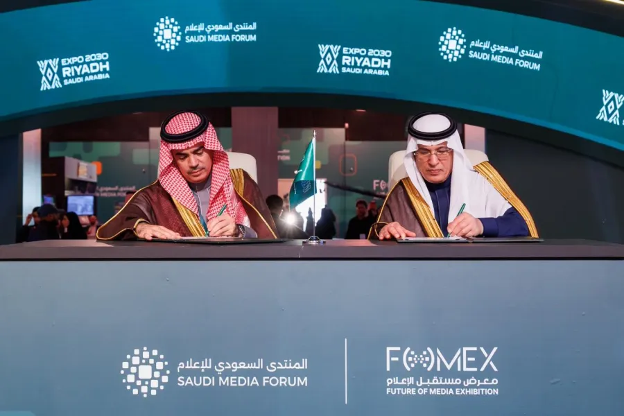 طلال المري، الرئيس التنفيذي لشركة إكسبو 2030 الرياض، ومحمد الحارثي، رئيس المنتدى السعودي للإعلام ورئيس اتحاد إذاعات الدول العربية خلال توقيع الاتفاق