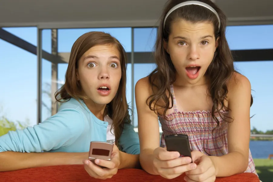 صورة مراهقتين منبهرتين يالشاشات