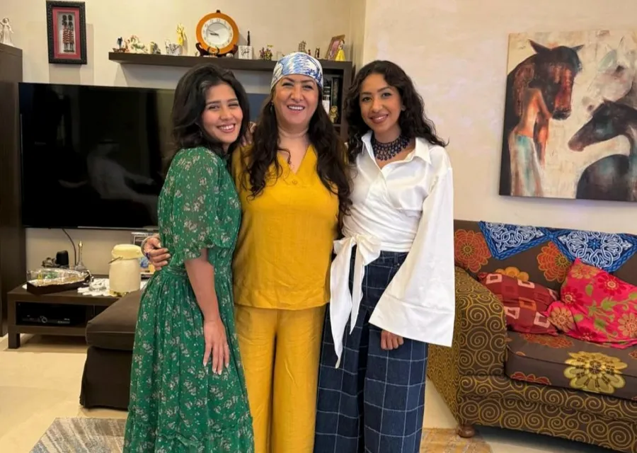 أماني الجميل تتوسط ابنتيها- الصورة من حسابها على الانستغرام