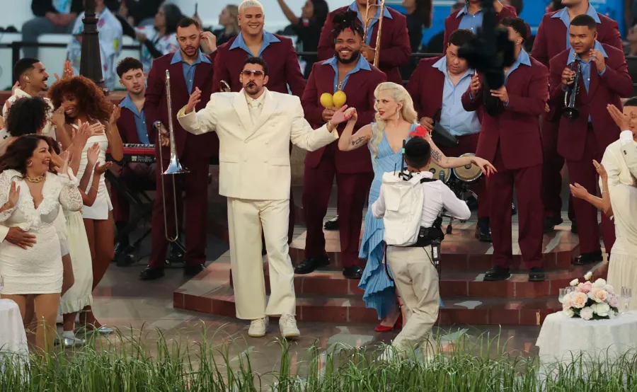 ليدي غاغا Lady Gaga وباد باني Bad Bunny في سوبر بول 2026 -مصدر الصورة: Patrick T. Fallon / AFP