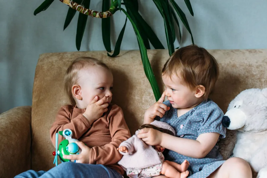 صورة أطفال صغار يلعبون بالدمى