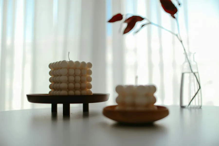 لقطة مقربة لشمعتين على الطاولة