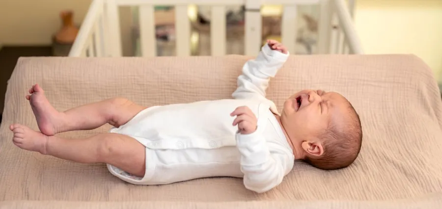 صورة لطفل ترفرف يداه وقدماه