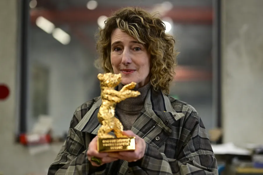 مديرة مهرجان برلين السينمائي الدولي، تريشيا تاتل، وهي تحمل جائزة «الدب الذهبي» - مصدر الصورة  AFP