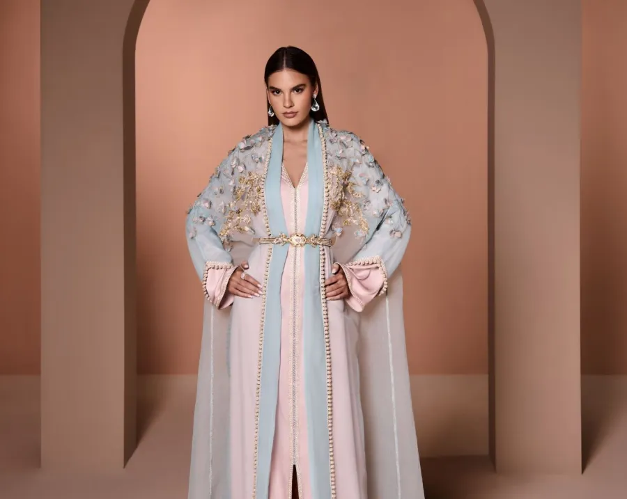 القفطان الديو باللونين الوردي والأزرق من سلمى بنعمر- الصورة من المكتب الإعلامي