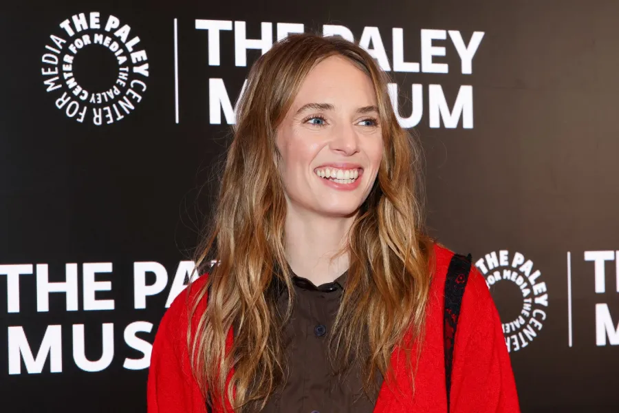 مايا هوك في مدينة نيويورك (Maya Hawke in New York City). مصدر الصورة: Mike Coppola/Getty Images/AFP