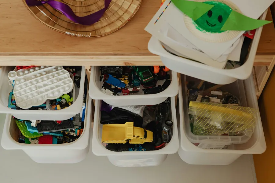 ألعاب الأطفال منظمة داخل صناديق بلاستيكية