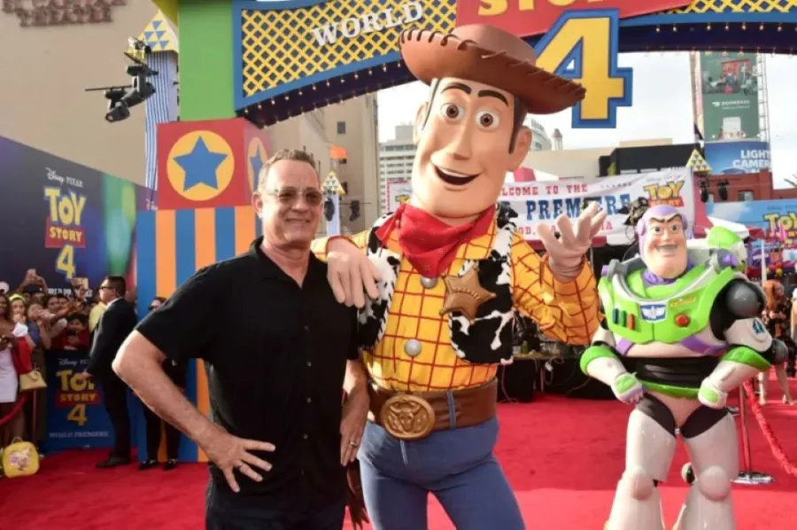 توم هانكس خلال حضور عرض الجزء الرابع من Toy story - Tom Hanks attends the world premiere of Disney and Pixar's TOY STORY Alberto E. Rodriguez/Getty Images for Disney/AFP (Photo by Alberto E. Rodriguez / GETTY IMAGES NORTH AMERICA / Getty Images via AFP)
