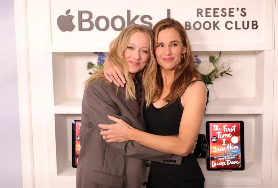 جودي غرير وجينيفر غارنر في ويست هوليوود، كاليفورنيا (Judy Greer, Jennifer Garner in West Hollywood, California). مصدر الصورة: Frazer Harrison/WireImage