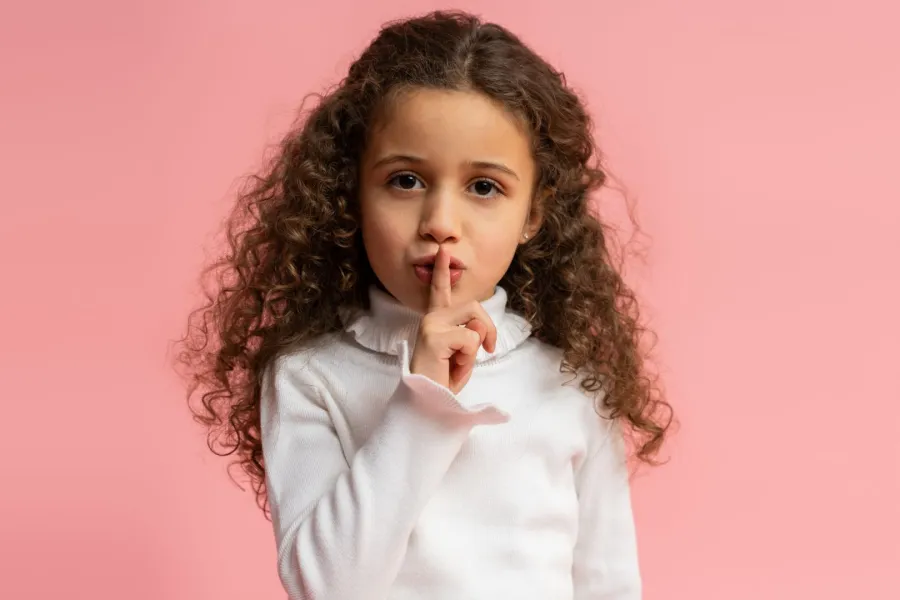 صورة طفلة تكتم السر
