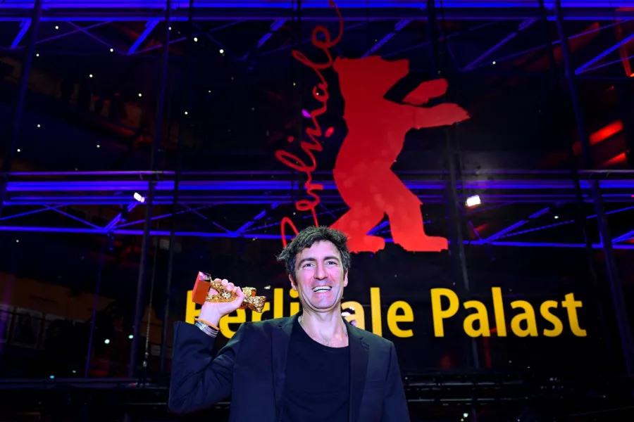 المخرج إيلكر كاتاك (Ilker Catak) الفائز بجائزة أفضل فيلم بمهرجان برلين السينمائي 2026. مصدر الصورة: JOHN MACDOUGALL / AFP