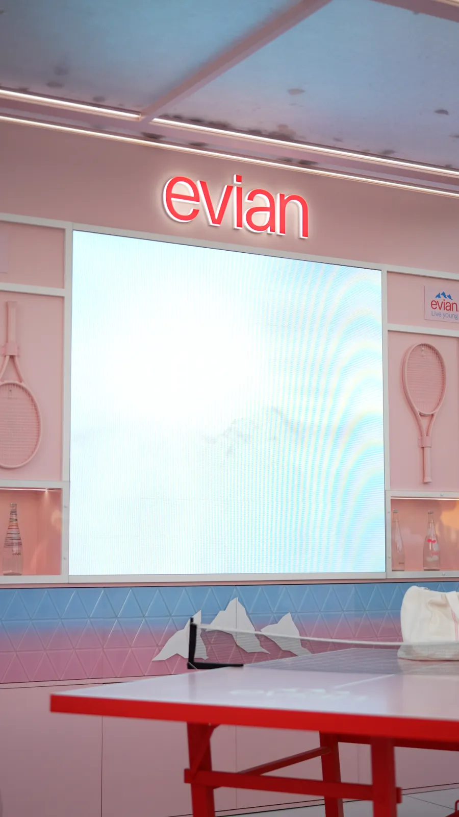 طاولة التنس التفاعلية وتفاصيل مستوحاة من جبال الألب.. تجربة فريدة ومرحة عاشها زوار جناح إيفيان