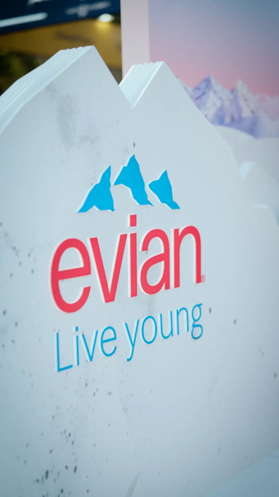 شعار "عش شاباً" يزين أرجاء البطولة، في دعوة مستمرة من إيفيان للاحتفاء بحيوية الجسد والعقل