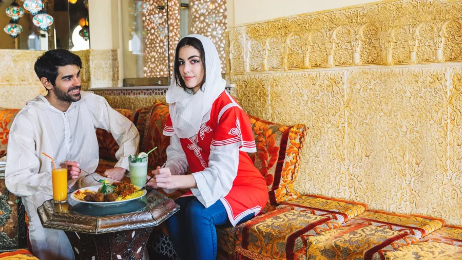 زوجان يتناولان طعام الإفطار