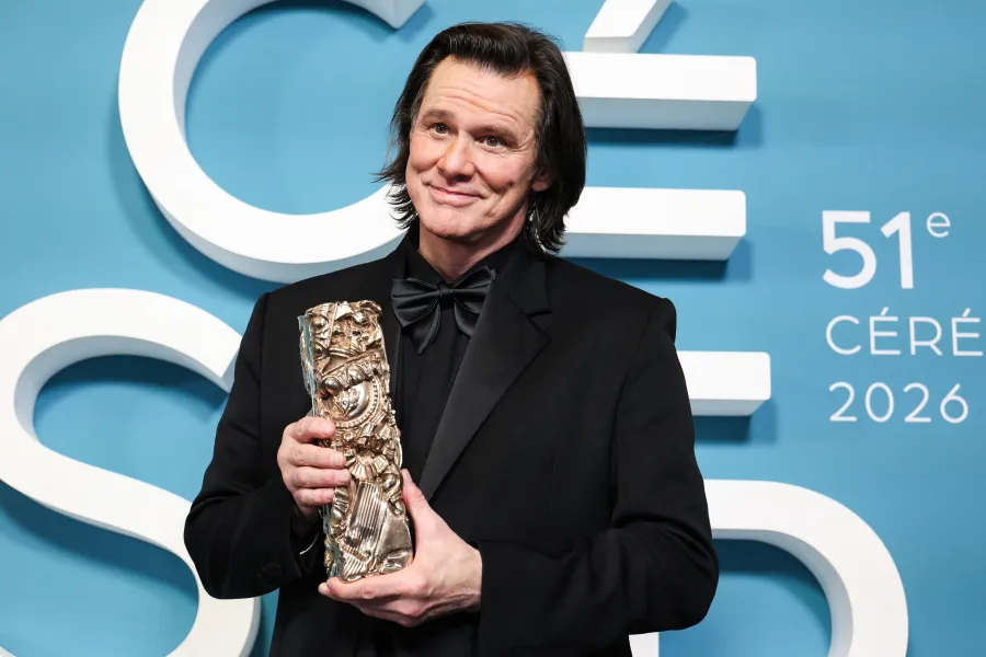 جيم كاري Jim Carrey مع جائزة سيزار الفخرية - مصدر الصورة: ALAIN JOCARD / AFP