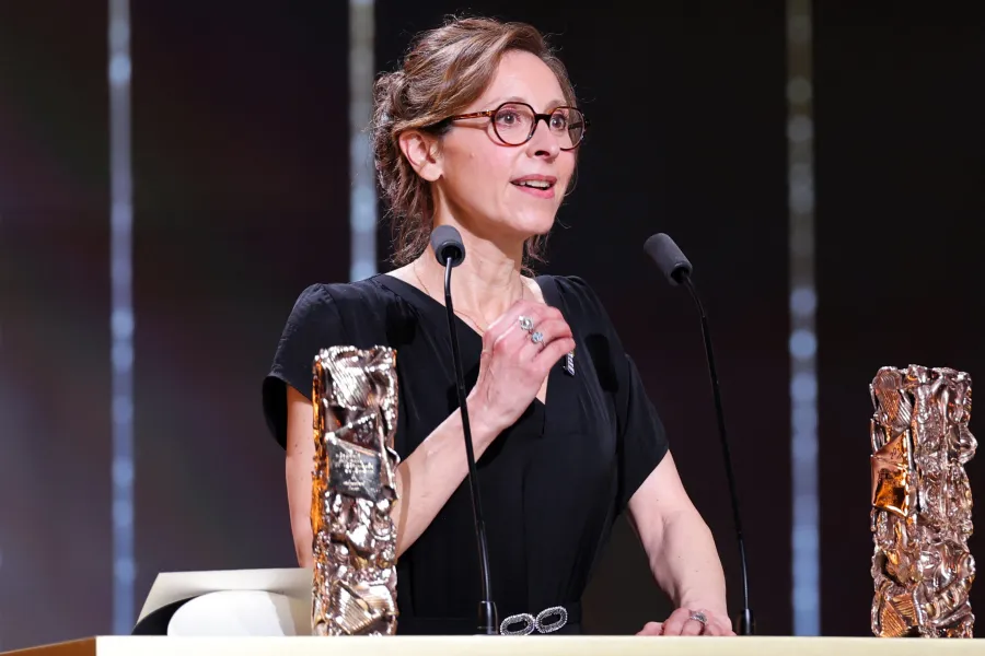المخرجة كارين تاردو Carine Tardieu خلال تسلمها جائزة سيزار لأفضل فيلم - مصدر الصورة: THOMAS SAMSON / AFP