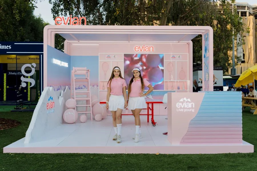 جناح إيفيان الوردي.. مساحة تفاعلية تنبض بالطاقة الإيجابية وتجمع بين متعة التنس وفلسفة الانتعاش