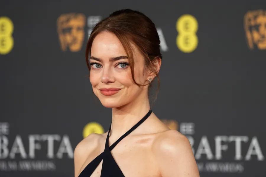 إيما ستون Emma Stone في حفل توزيع جوائز البافتا 2026 (مصدر الصورة: Dominic Lipinski/Getty Images)
