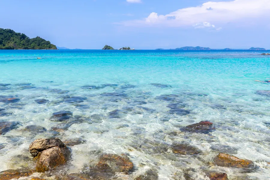 حلم البحر الهائج والبحر الهادئ - مصدر الصورة: Freepik by jcomp