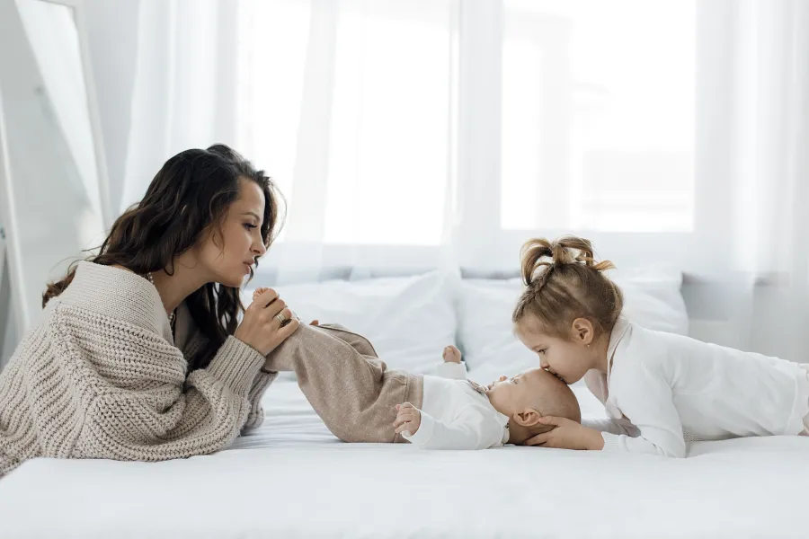 صورة لأم مع أطفالها