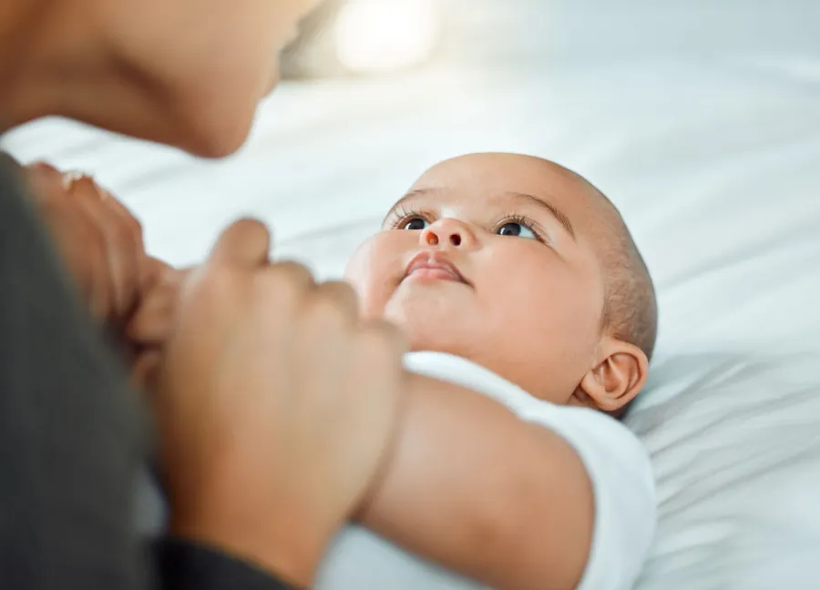 صورة أم مع طفلها