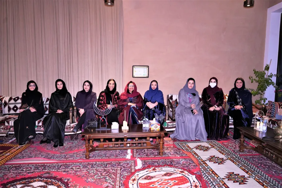 الأميرة مشاعل بنت محمد آل سعود تتوسط نخبة من حضور الأمسية من مجالات مختلفة 