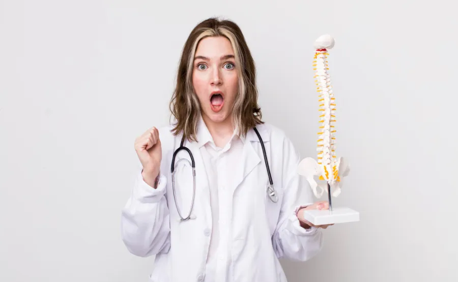 هشاشة العظام تؤثر على العمود الفقري- المصدر freepik