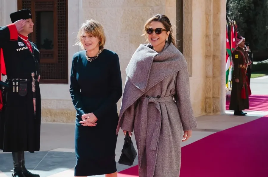 الملكة رانيا العبد الله زوجة ملك الأردن عبد الله الثاني بن الحسين مع زوجة الرئيس الألماني  Elke Büdenbender - الصورة من دار فيراغامو