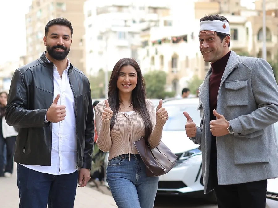 مي عمر تتوسط حازم ايهاب واحمد مجدي في كواليس الست موناليزا