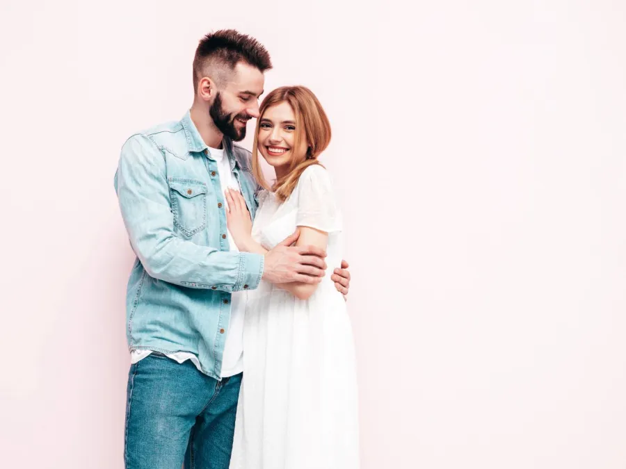 زوج يحتوي زوجته ويحتضنها بمحبة 