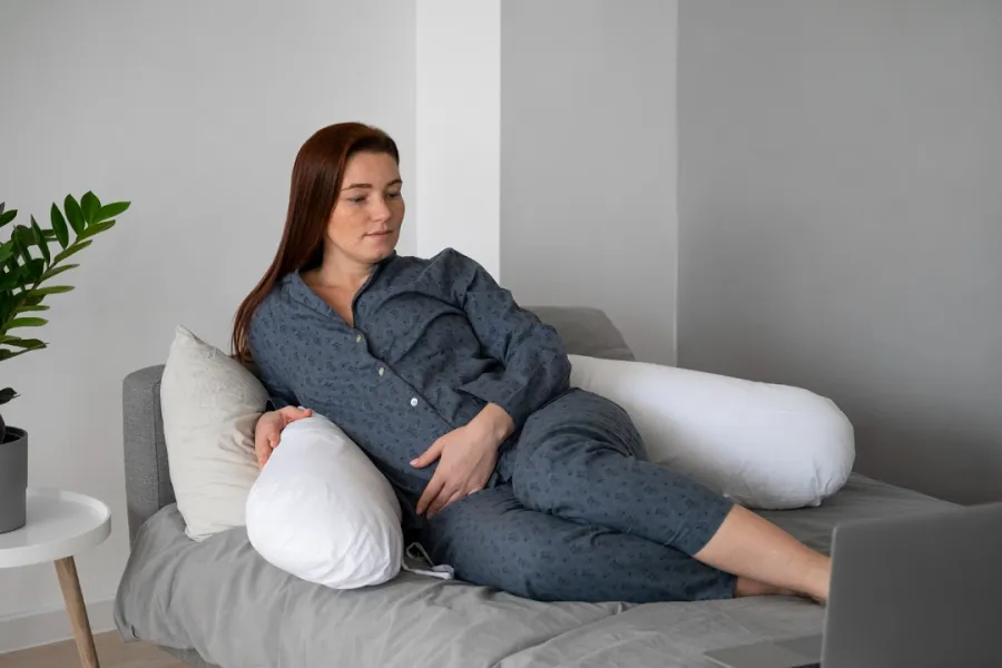 صورة لحامل في حالة استجمام