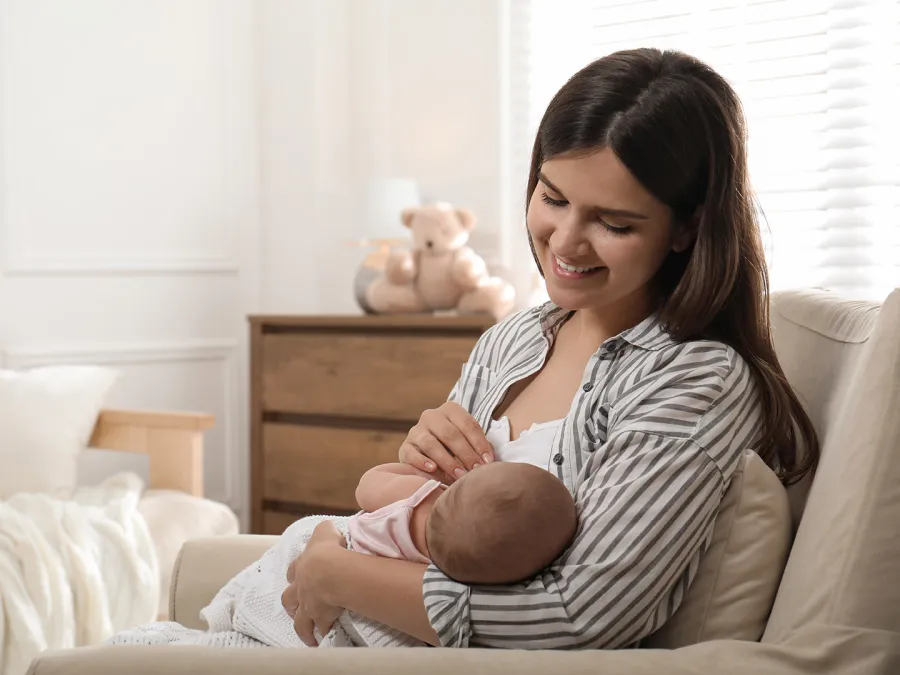 صورة لأم ترضع مولودها