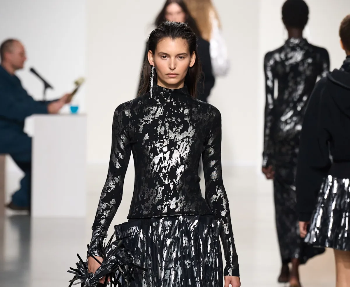 فساتين معدنية