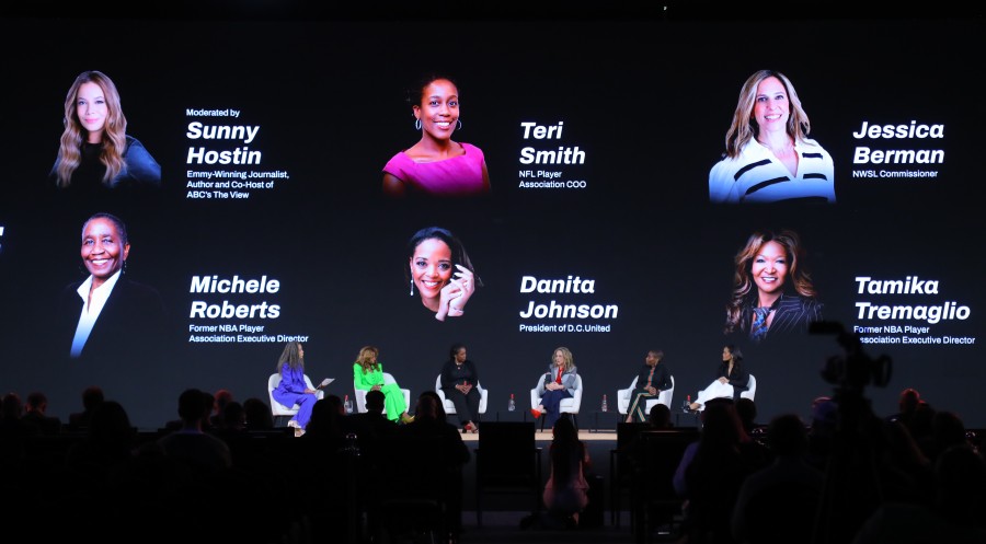 "القيادة من منظور نسائي".. جلسة حوارية ملهمة تجمع أقوى المؤثرات في عالم الرياضة والأعمال