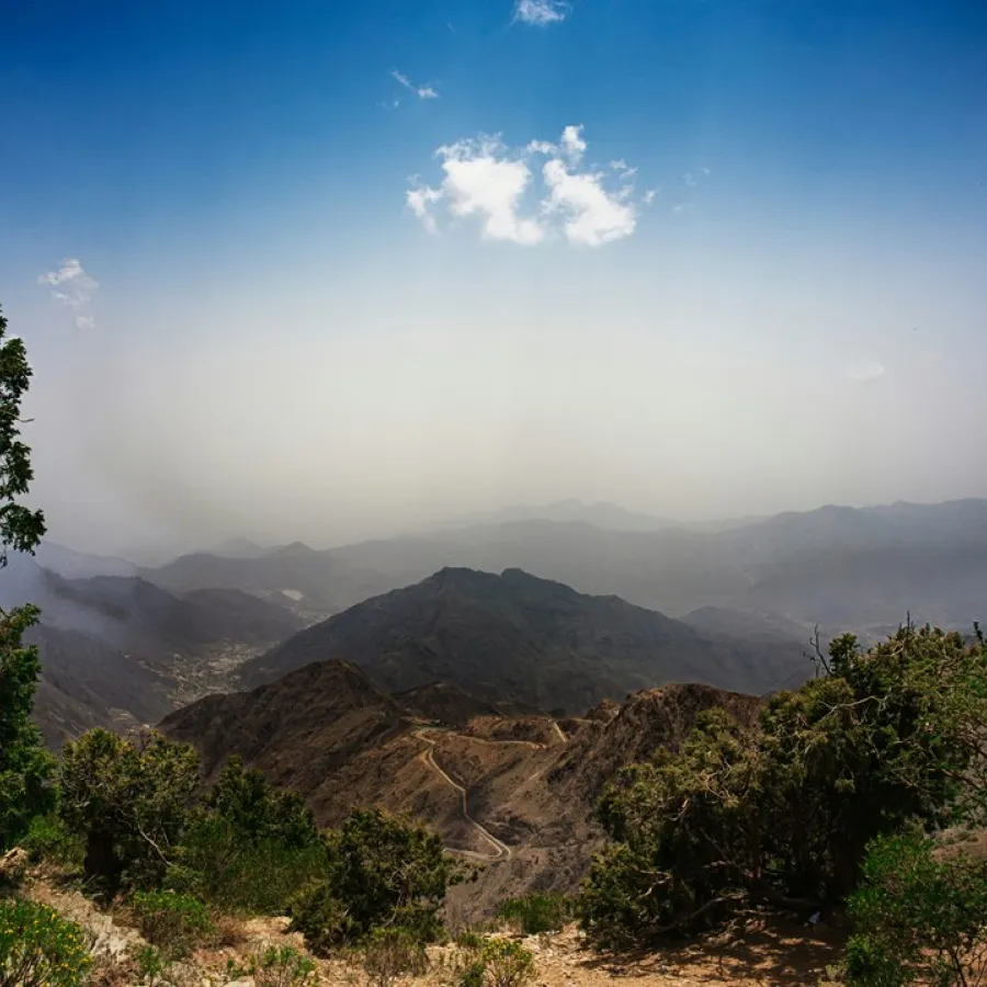 مدينة أبها غنية بالمناظر الآسرة (الصورة من unsplash)